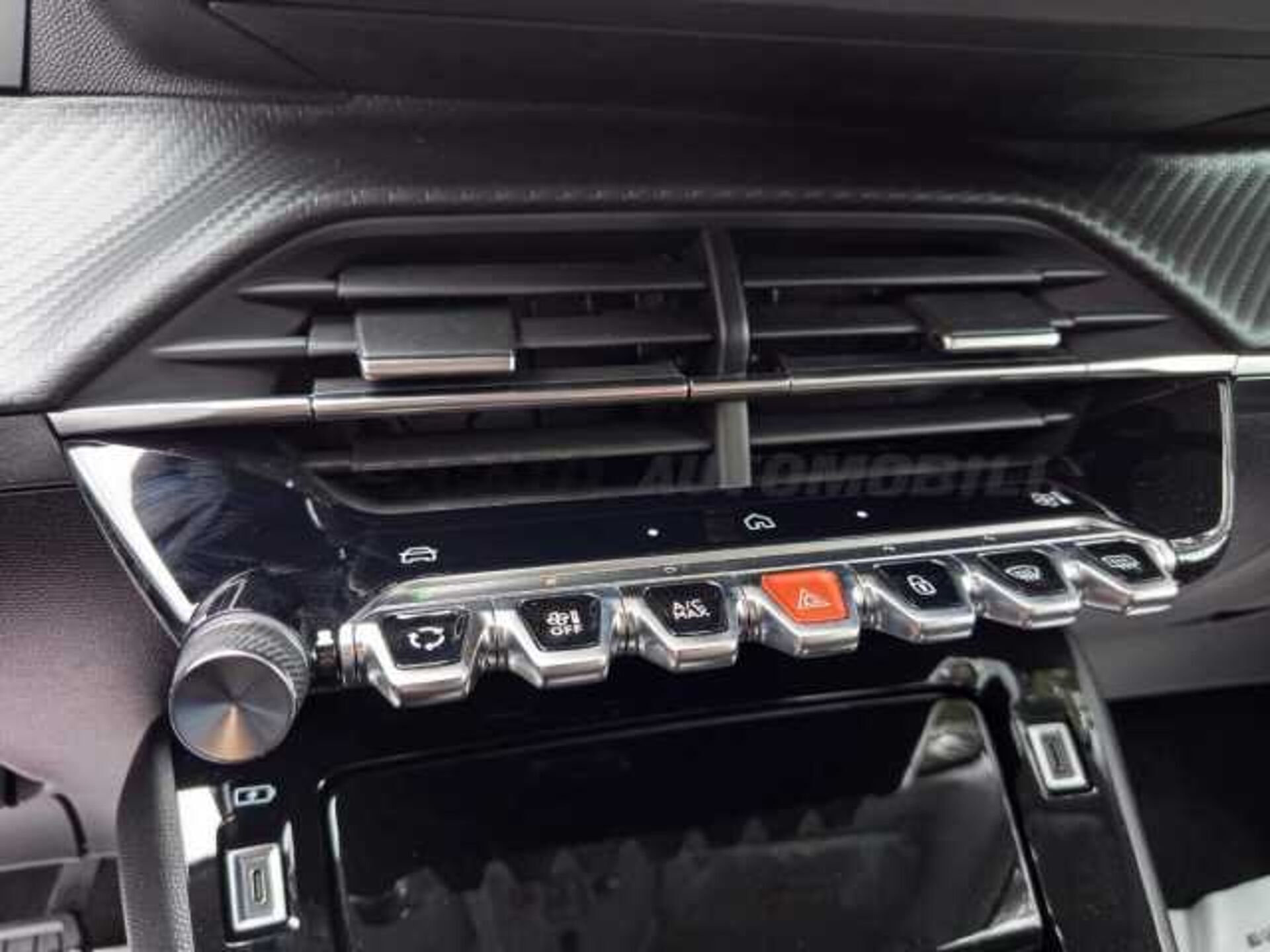 Peugeot 208 1.2l - red