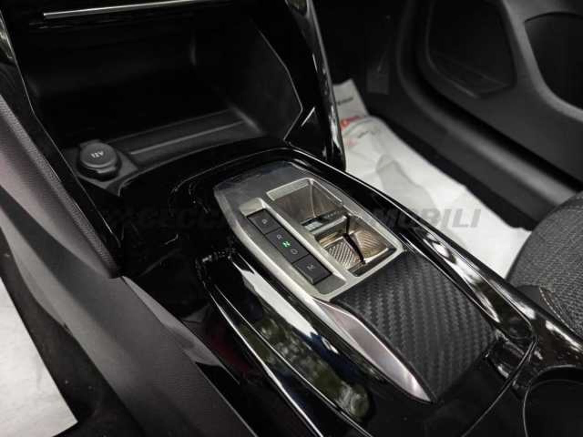 Peugeot 208 1.2l - red