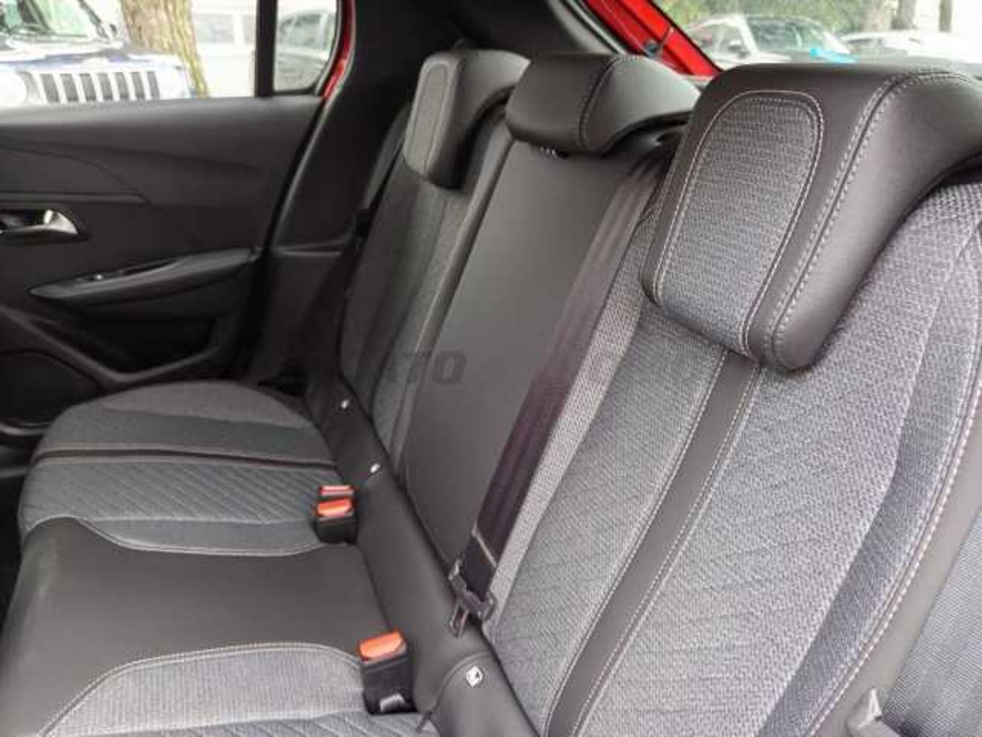 Peugeot 208 1.2l - red