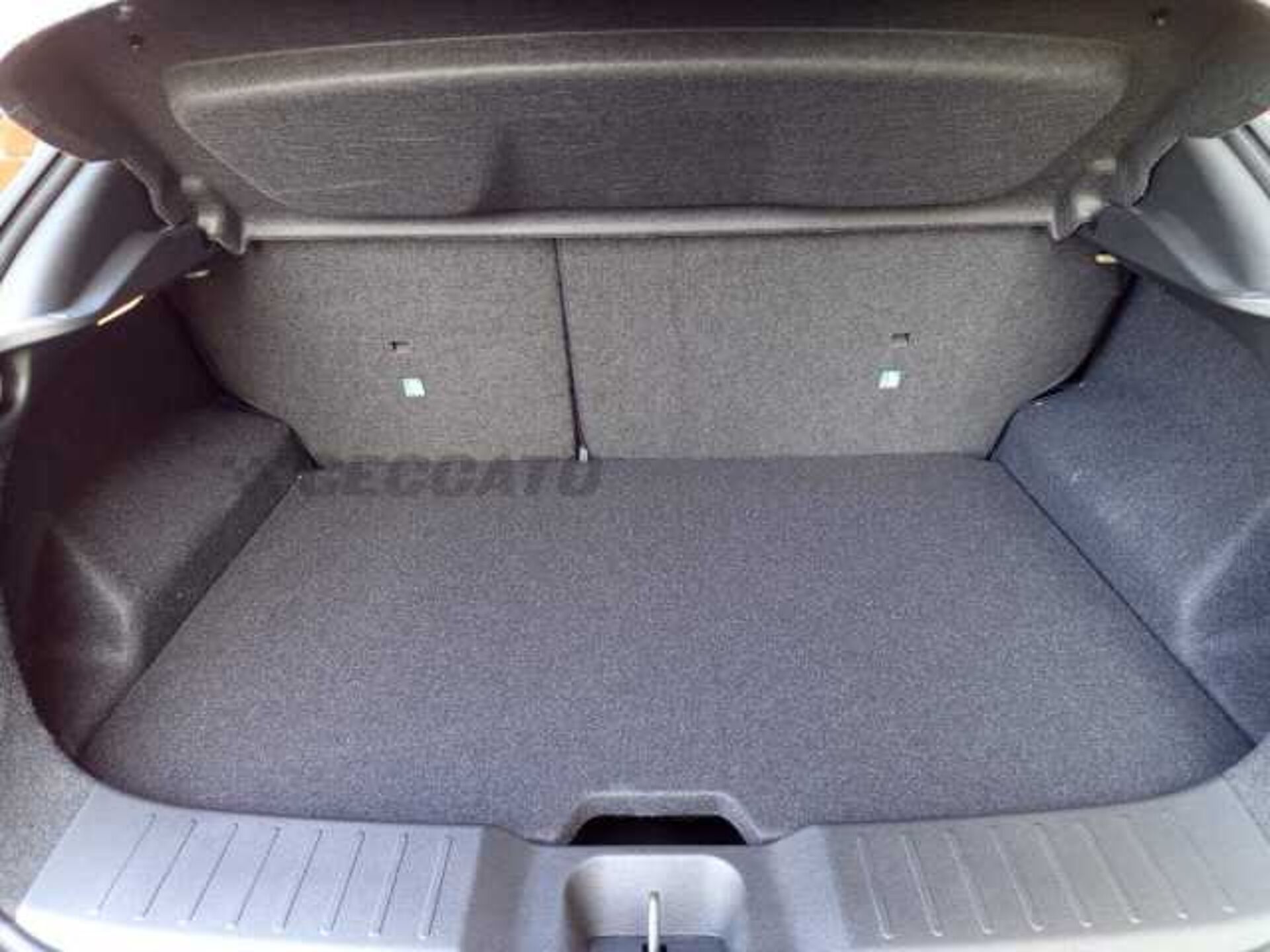 Nissan Nuovo Juke 1.0l - red