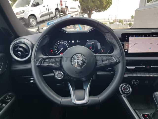 Alfa Romeo Tonale 1.6l - red