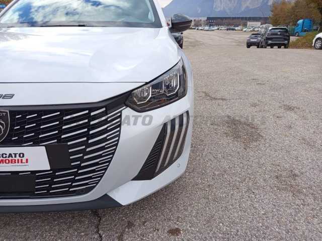 Peugeot 208 1.2l - white