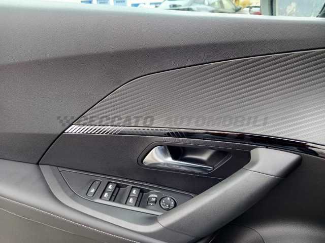 Peugeot 2008 1.2l - white