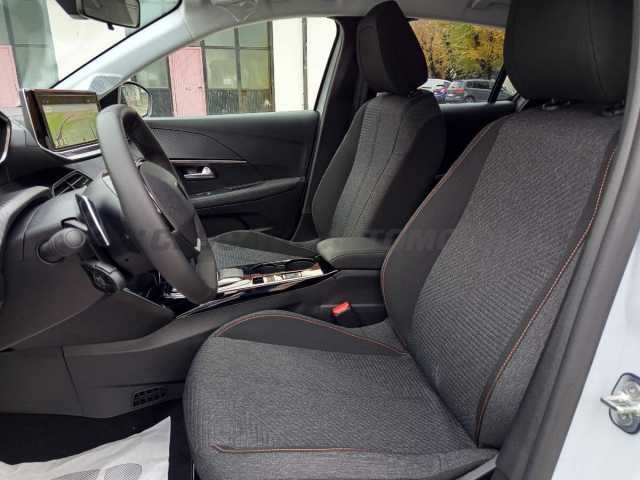 Peugeot 208 1.2l - white