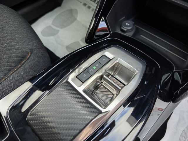 Peugeot 208 1.2l - white