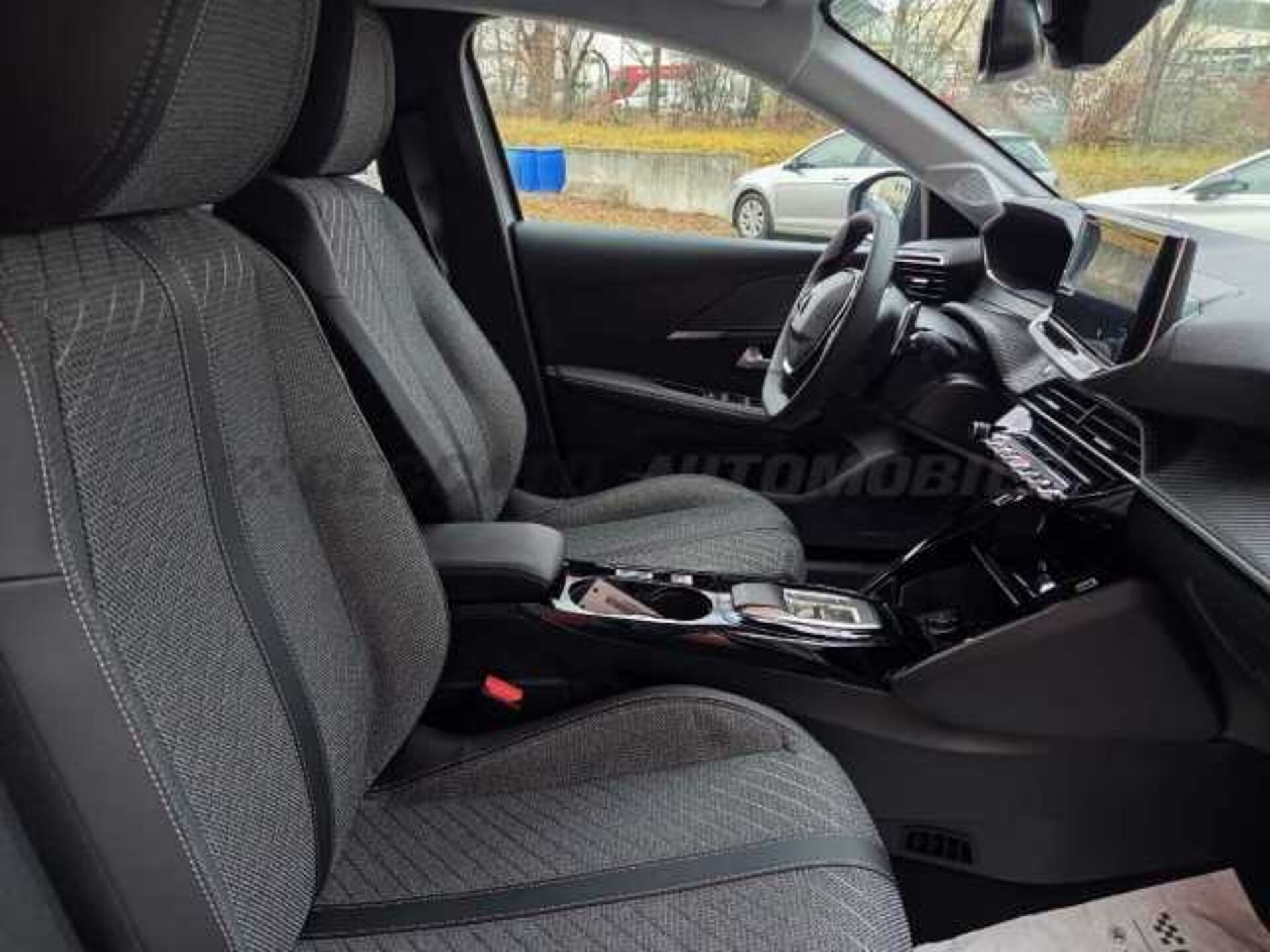 Peugeot 208 1.2l - grey