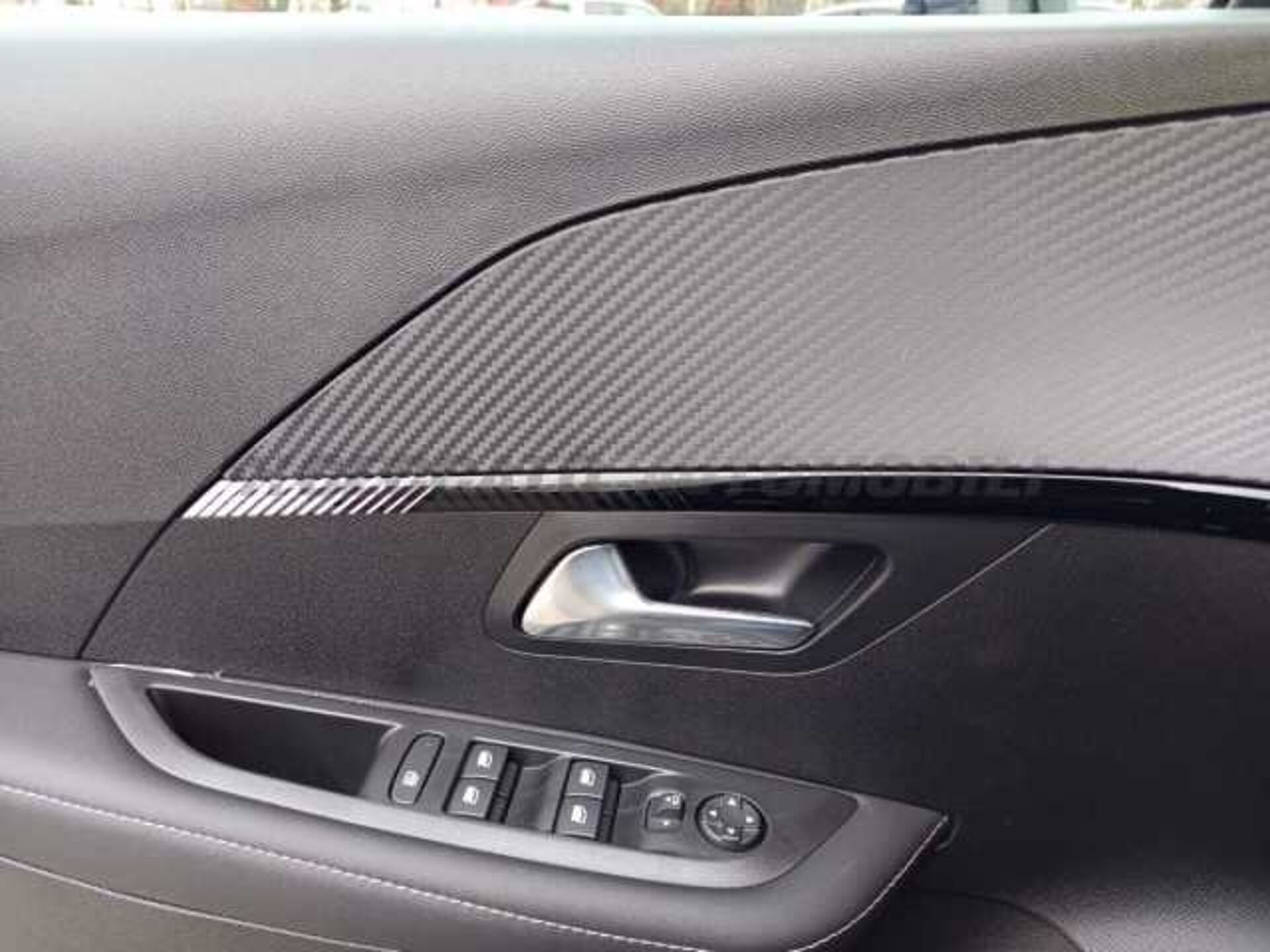 Peugeot 208 1.2l - black