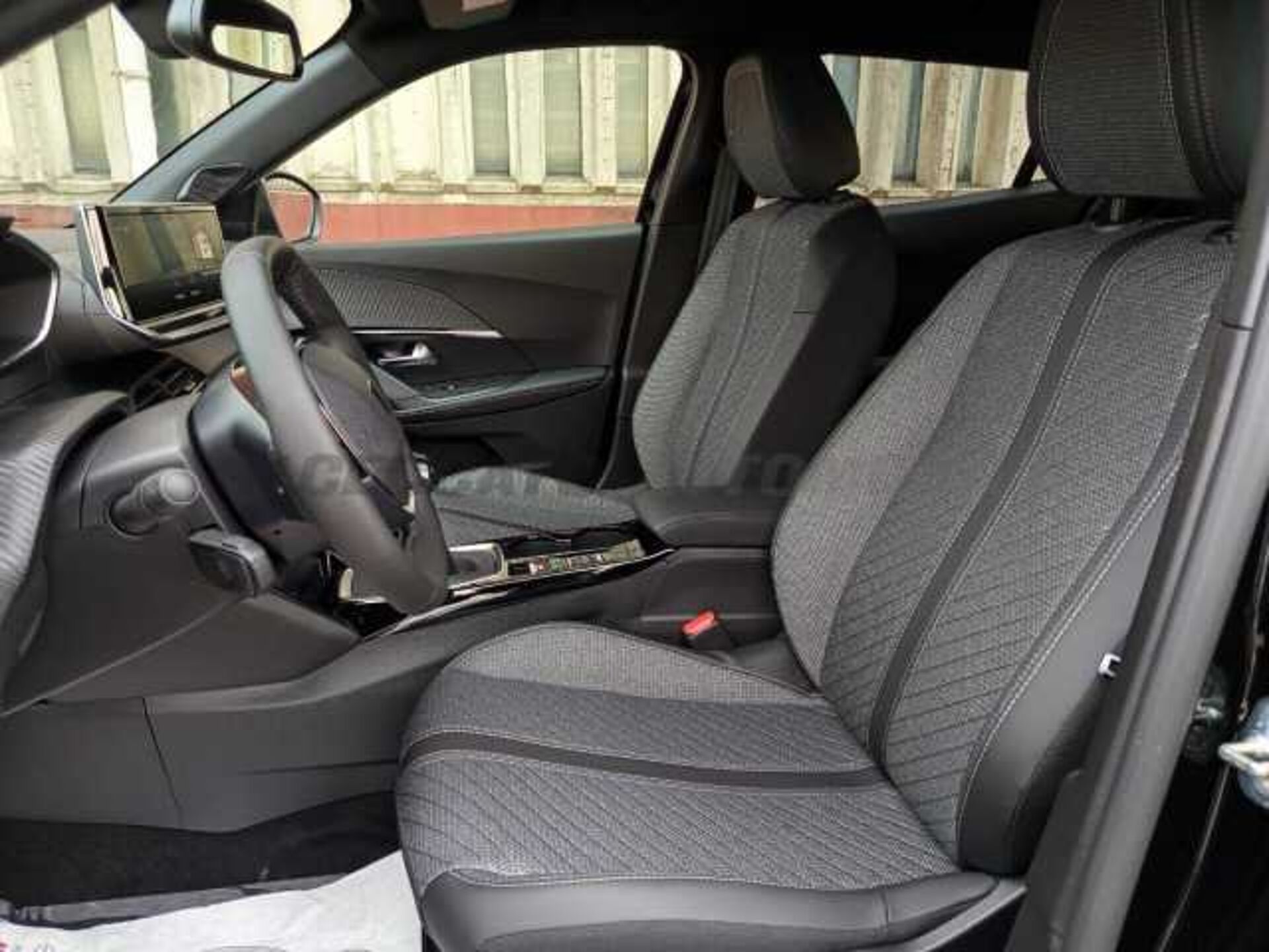 Peugeot 2008 1.2l - black