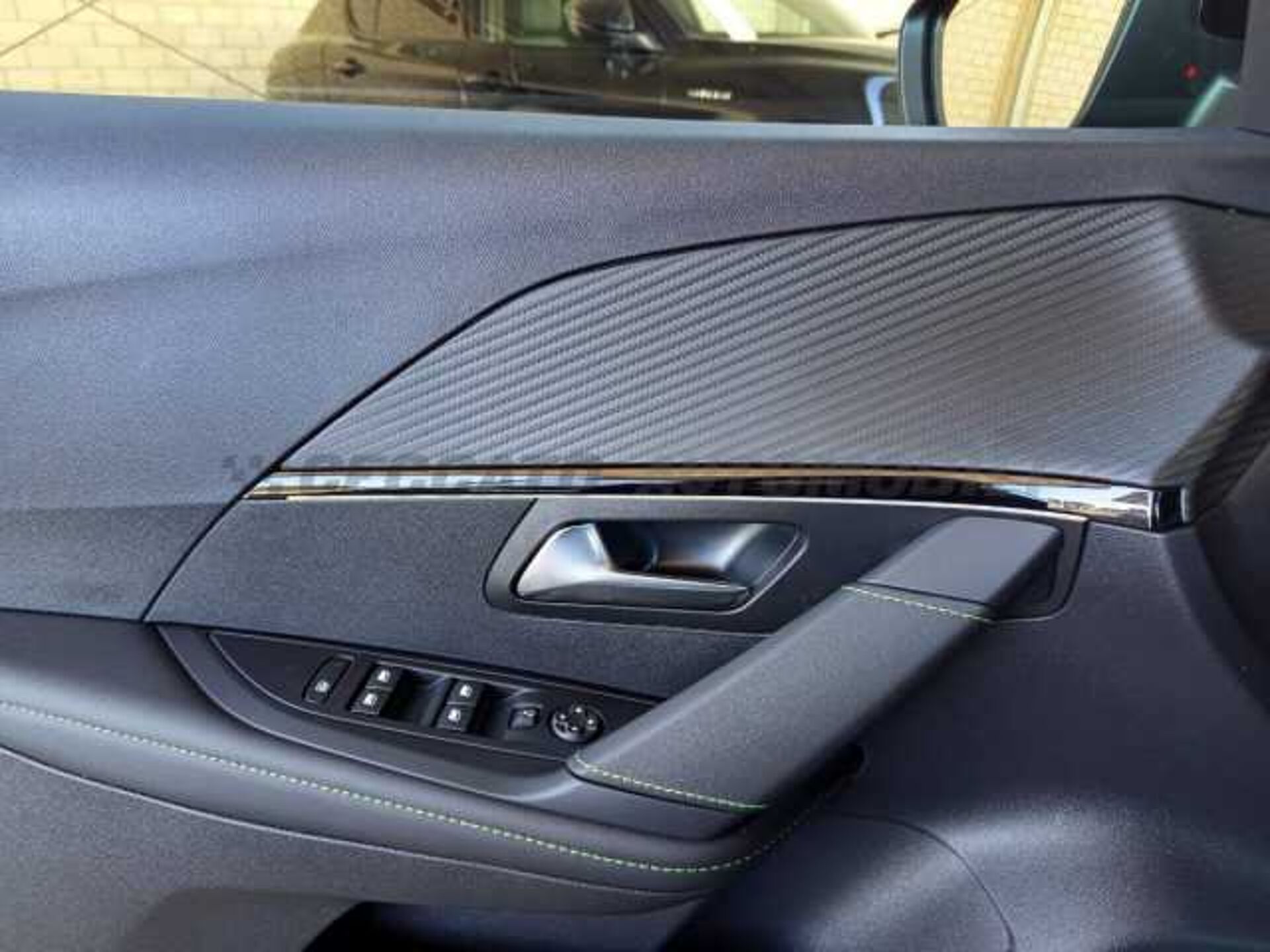 Peugeot 208 1.2l - black