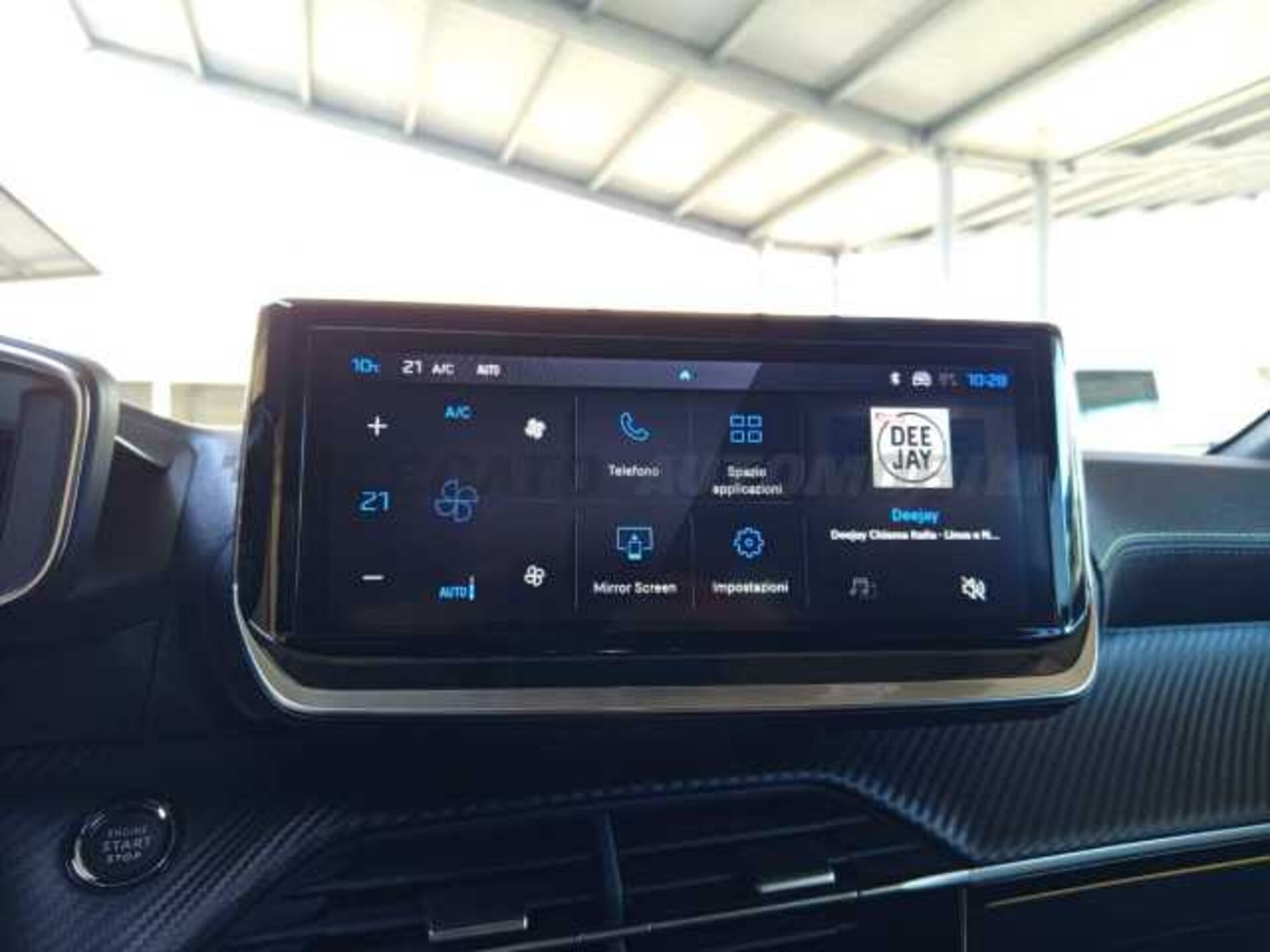 Peugeot 208 1.2l - black