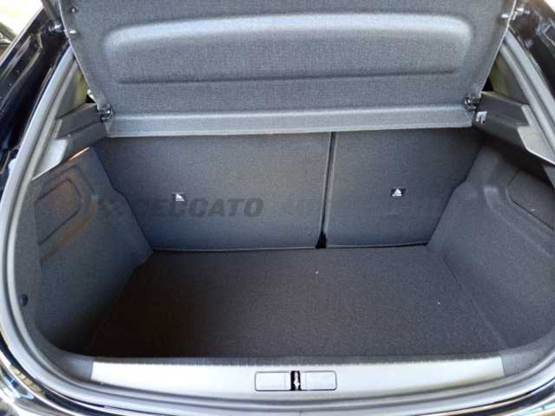 Peugeot 208 1.2l - black