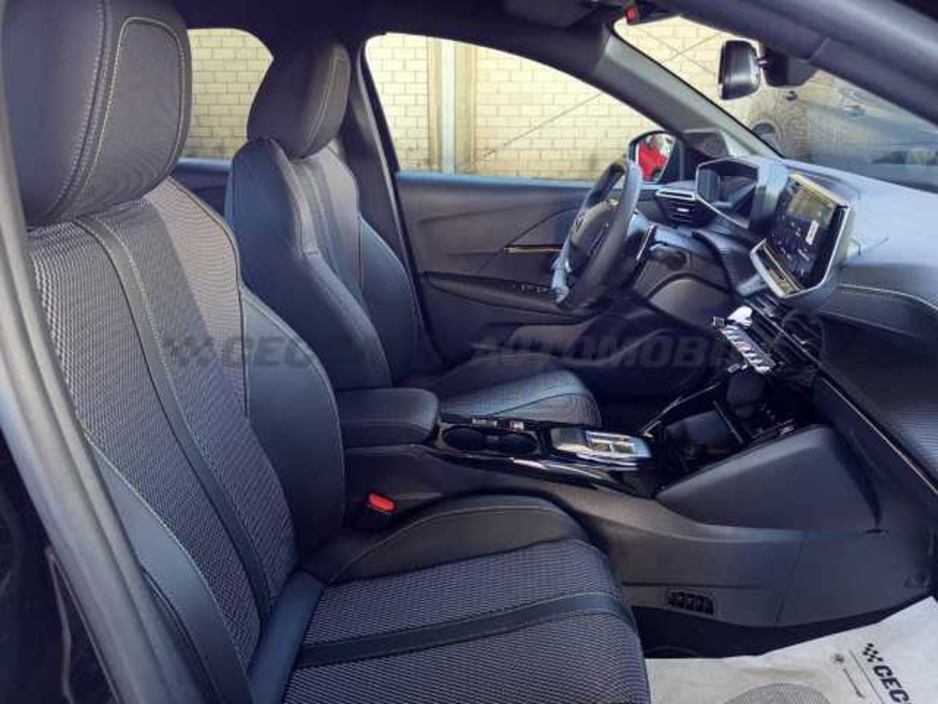 Peugeot 208 1.2l - black