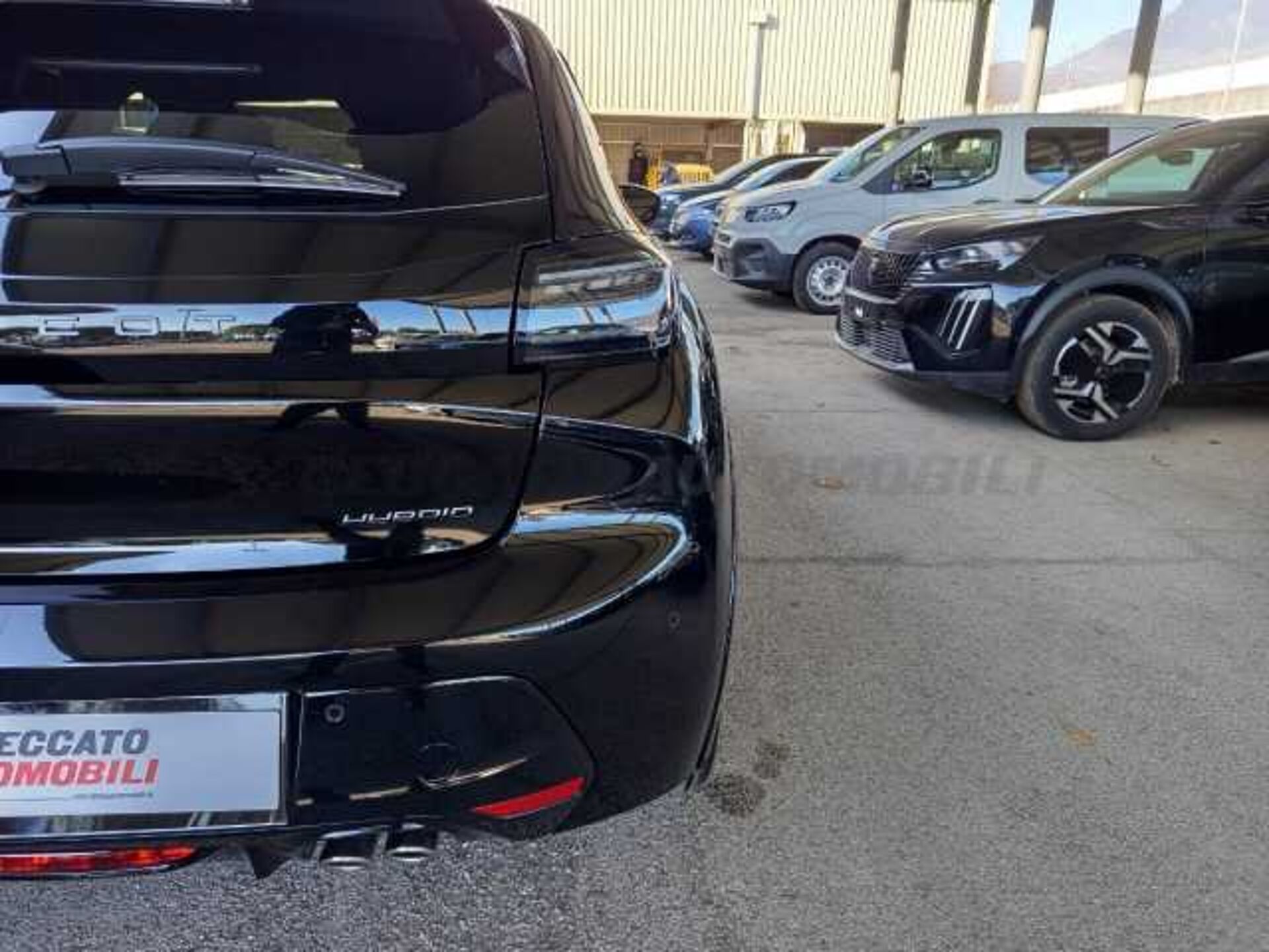 Peugeot 208 1.2l - black