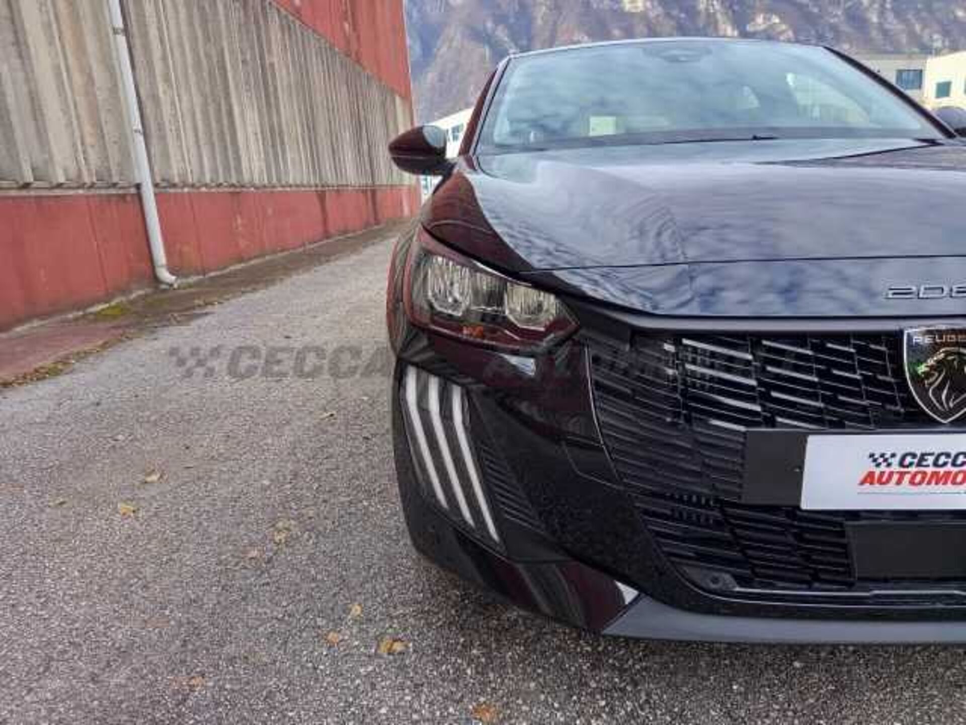 Peugeot 208 1.2l - black