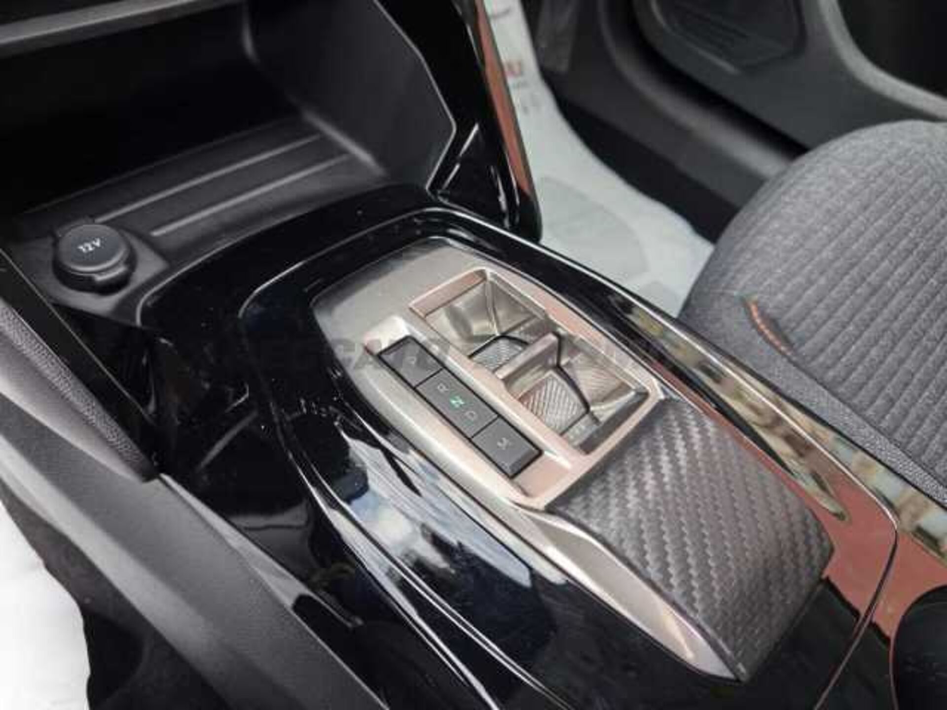 Peugeot 208 1.2l - black