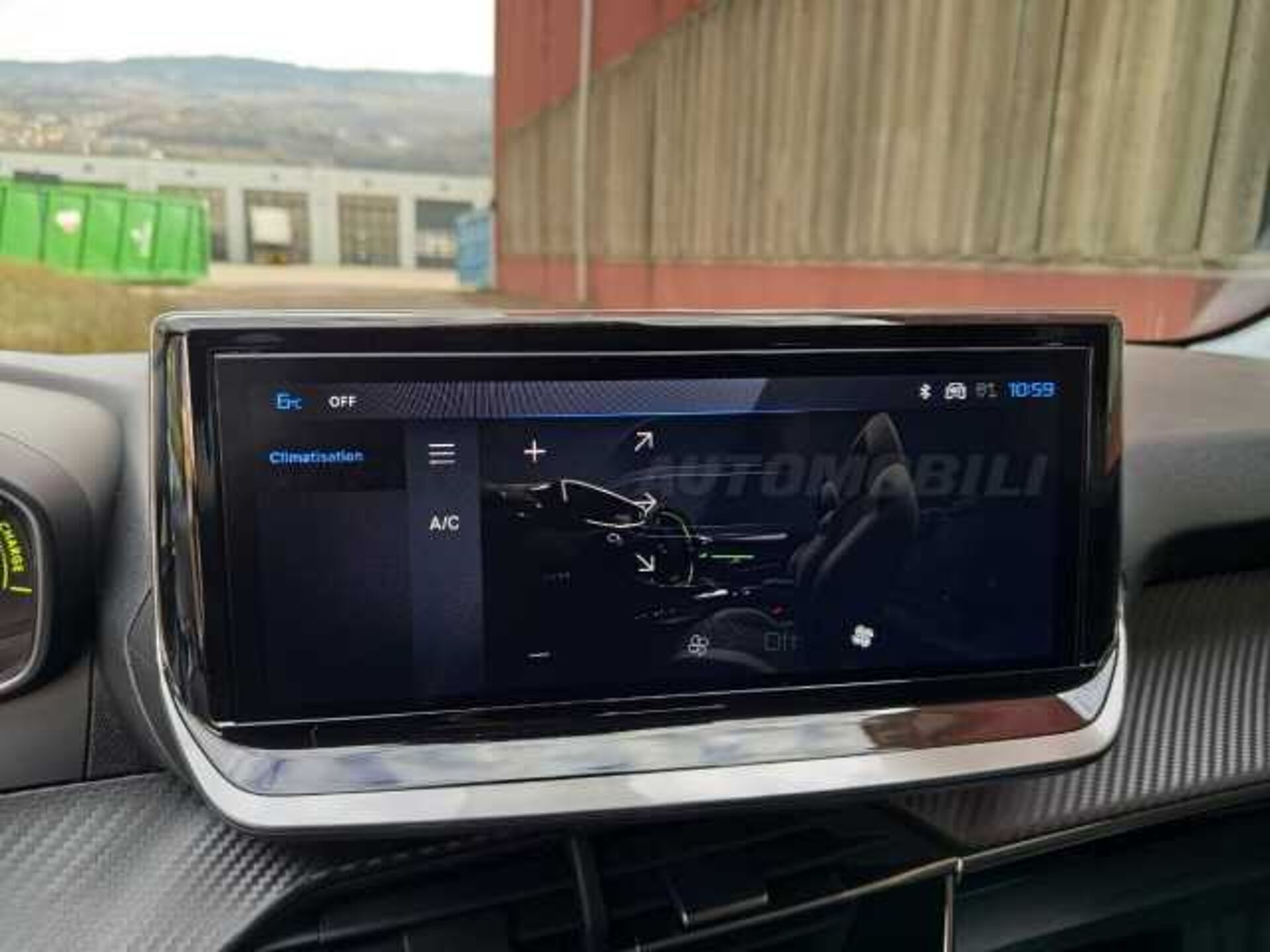 Peugeot 208 1.2l - black