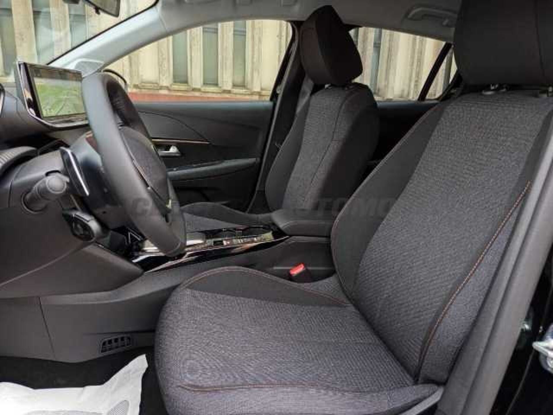 Peugeot 208 1.2l - black