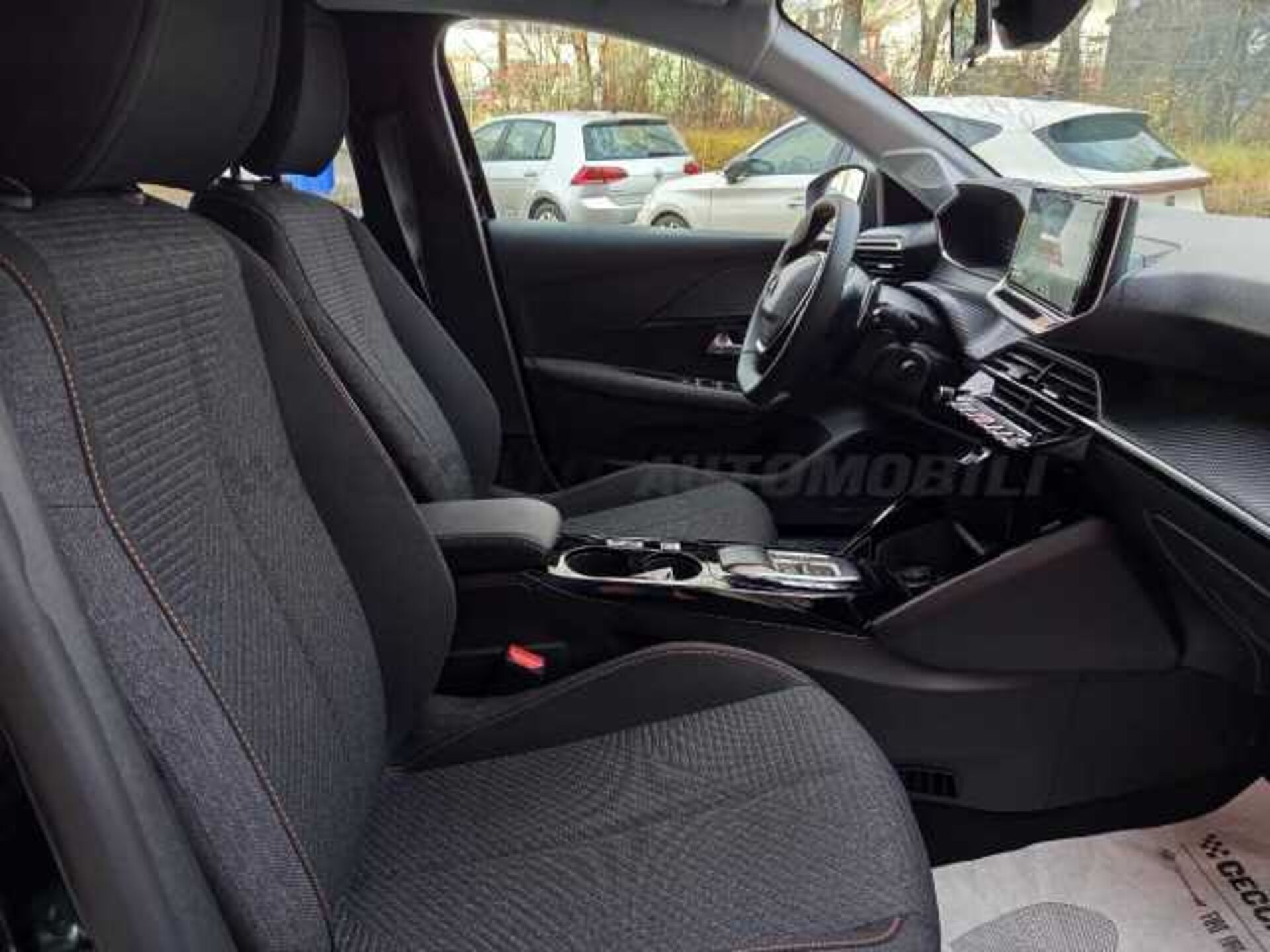 Peugeot 208 1.2l - black